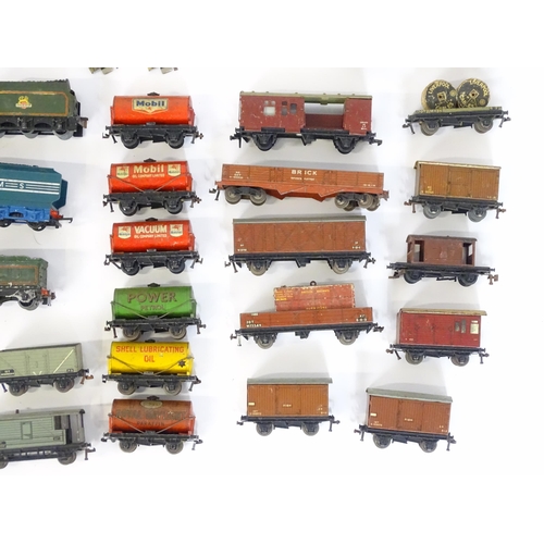 835 - Toys: A large quantity of Hornby Dublo OO Gauge model railway, to include train tracks, locomotives ... 