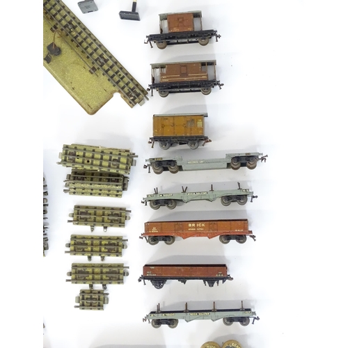 835 - Toys: A large quantity of Hornby Dublo OO Gauge model railway, to include train tracks, locomotives ... 