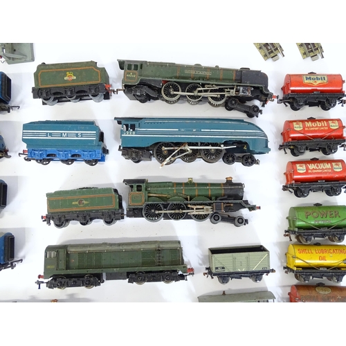 835 - Toys: A large quantity of Hornby Dublo OO Gauge model railway, to include train tracks, locomotives ... 