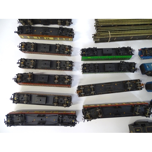 835 - Toys: A large quantity of Hornby Dublo OO Gauge model railway, to include train tracks, locomotives ... 