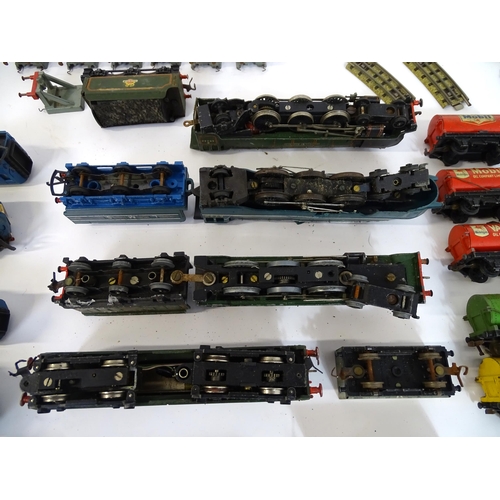 835 - Toys: A large quantity of Hornby Dublo OO Gauge model railway, to include train tracks, locomotives ... 