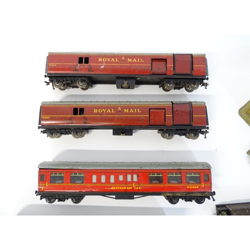 835 - Toys: A large quantity of Hornby Dublo OO Gauge model railway, to include train tracks, locomotives ... 