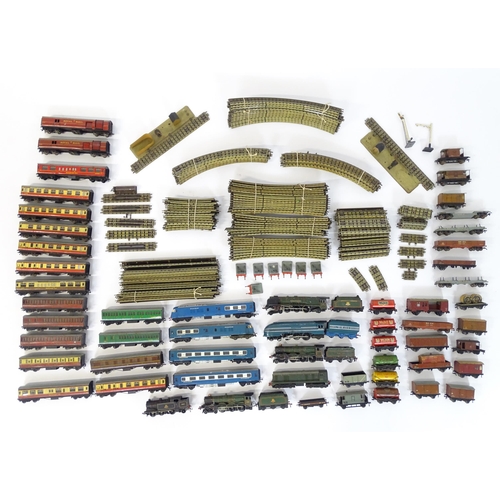 835 - Toys: A large quantity of Hornby Dublo OO Gauge model railway, to include train tracks, locomotives ... 