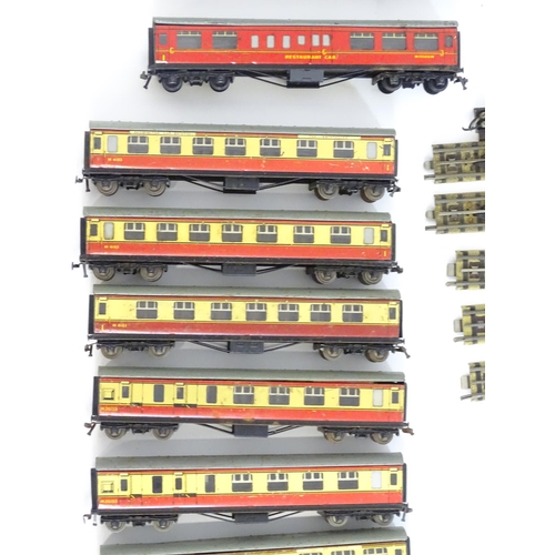 835 - Toys: A large quantity of Hornby Dublo OO Gauge model railway, to include train tracks, locomotives ... 