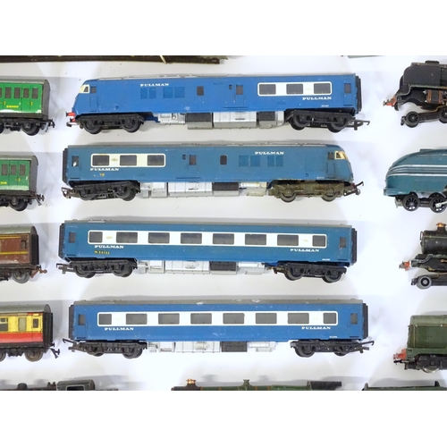 835 - Toys: A large quantity of Hornby Dublo OO Gauge model railway, to include train tracks, locomotives ... 