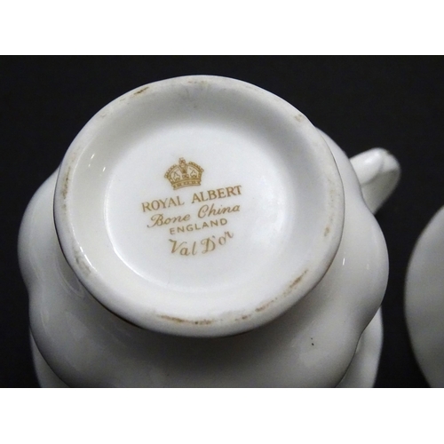 148 - A quantity of Royal Albert tea wares in the Val D'Or pattern to include teapot, cups, saucers, milk ... 