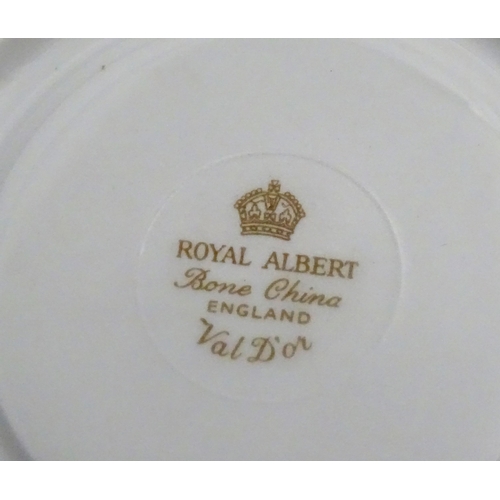 148 - A quantity of Royal Albert tea wares in the Val D'Or pattern to include teapot, cups, saucers, milk ... 