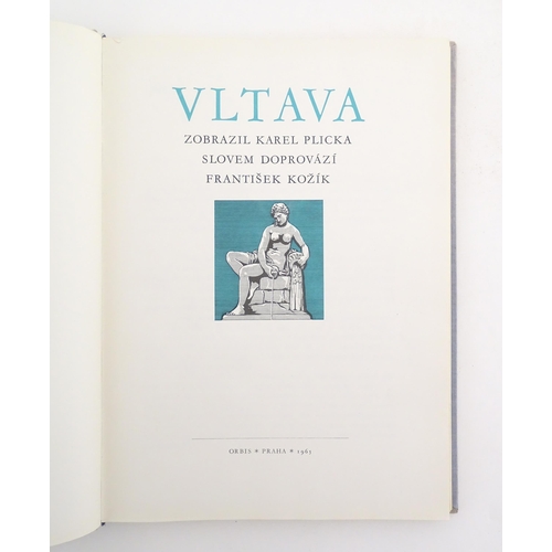 122 - Books: Three assorted books comprising Mockba / Moscow, illustrated with text in English and Russian... 