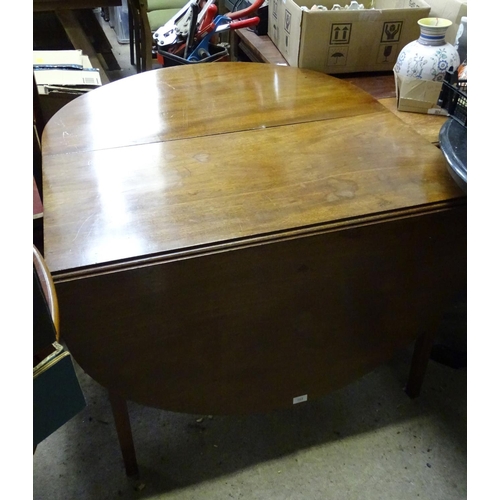 362 - A Georgian mahogany gateleg table. Approx. 29