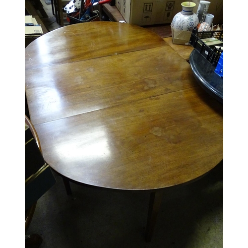 362 - A Georgian mahogany gateleg table. Approx. 29