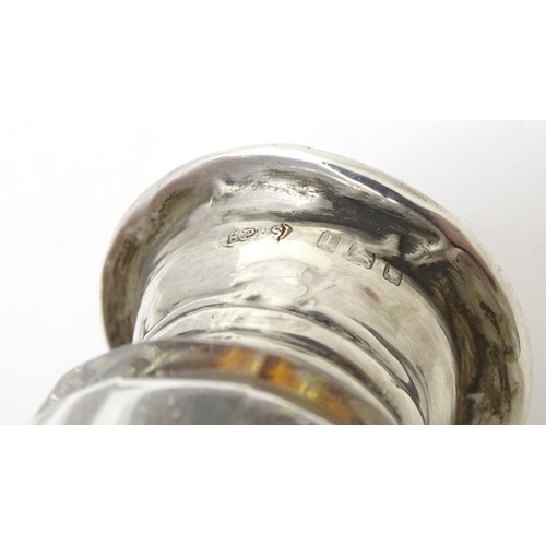 410 - A glass salts / scents bottle, the silver and tortoiseshell lid with pique work decoration, hallmark... 