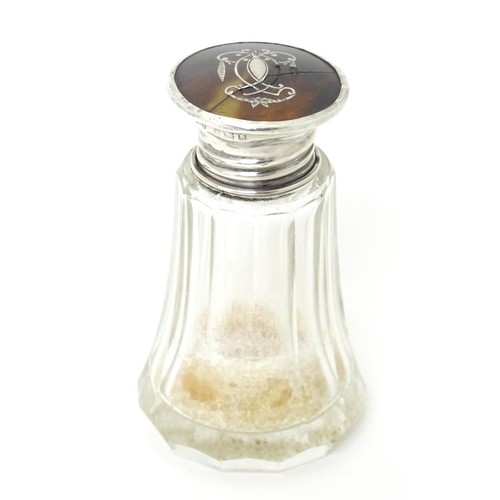 410 - A glass salts / scents bottle, the silver and tortoiseshell lid with pique work decoration, hallmark... 