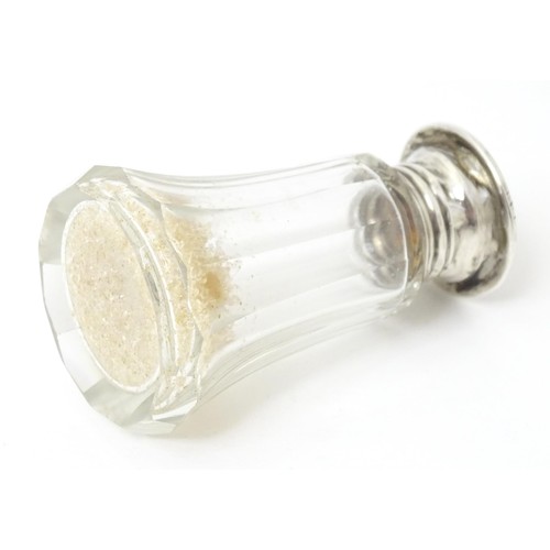 410 - A glass salts / scents bottle, the silver and tortoiseshell lid with pique work decoration, hallmark... 