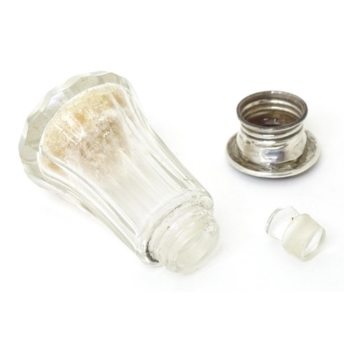 410 - A glass salts / scents bottle, the silver and tortoiseshell lid with pique work decoration, hallmark... 