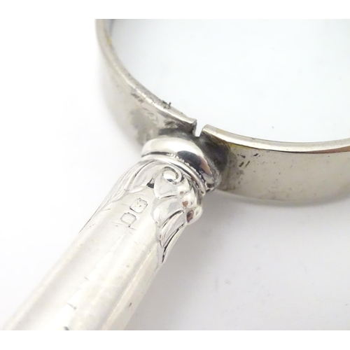 411 - A silver handled magnifying glass. Approx 5