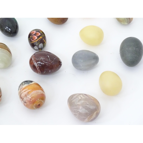 204 - Assorted hardstone eggs / hand warmers etc