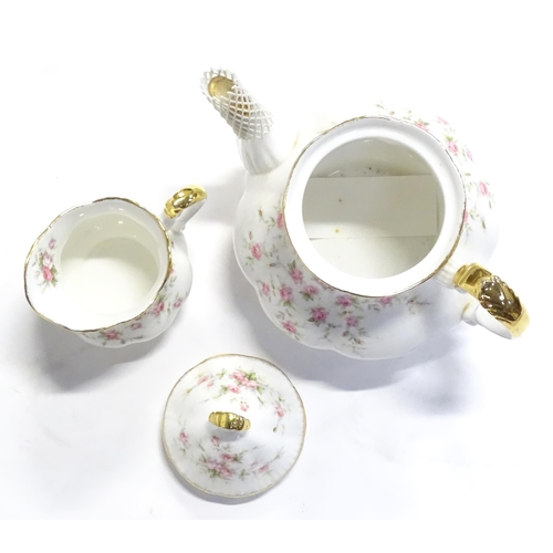 352 - A quantity of tea / dinner wares in the Victoriana Rose pattern to include, tea cups and saucers, pl... 