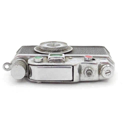 473 - A novelty lighter formed as a camera. Approx. 2 1/2