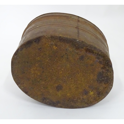 106 - A vintage tin hat box. Approx 11 1/