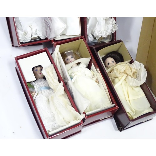 973 - A quantity of Danbury Mint dolls (13)