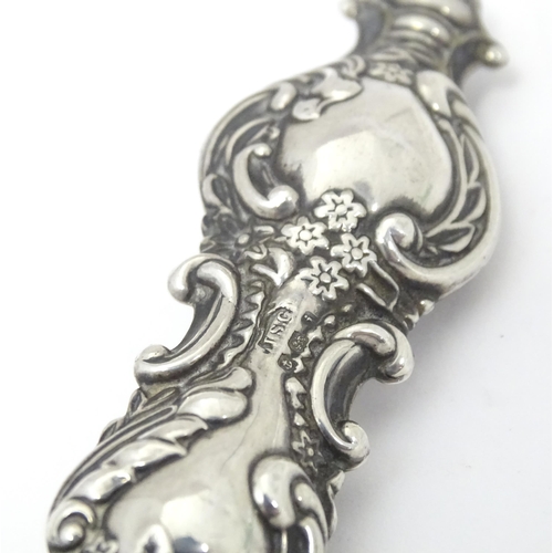 551 - A silver handled button hook hallmarked Birmingham 1908, maker I. S. Greenberg & Co. Approx. 9 1/4