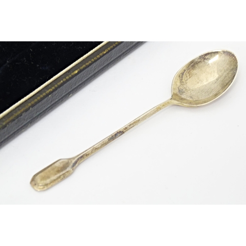 593 - A cased set of 6 silver teaspoons hallmarked Birmingham 1939 maker Arthur Price & Co Ltd. Approx 3 3... 