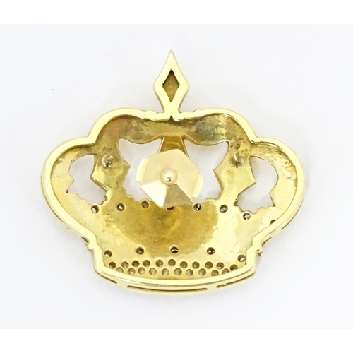 766 - A Continental 18ct gold badge / pin of crown form set with diamonds. Approx. 1 1/4