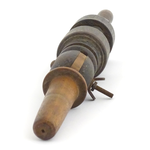 1252 - A 19thC turned wooden wig clamp. Approx. 13 1/2