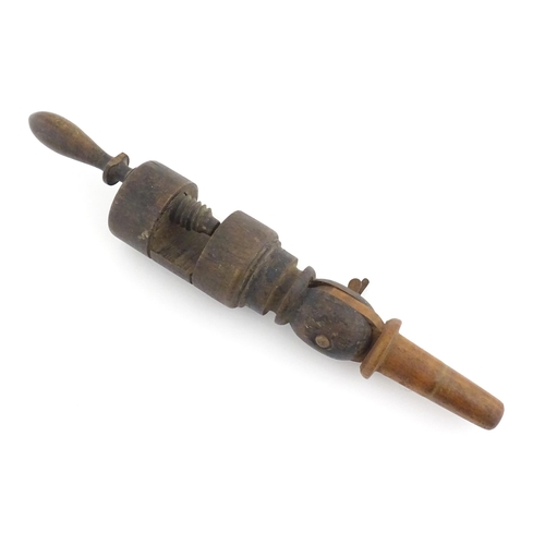 1252 - A 19thC turned wooden wig clamp. Approx. 13 1/2