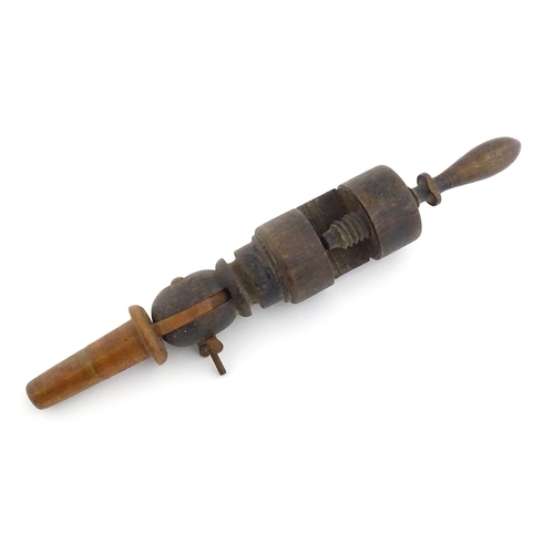 1252 - A 19thC turned wooden wig clamp. Approx. 13 1/2