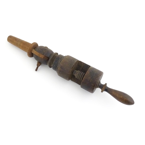 1252 - A 19thC turned wooden wig clamp. Approx. 13 1/2