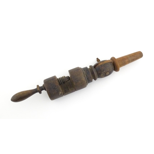 1252 - A 19thC turned wooden wig clamp. Approx. 13 1/2