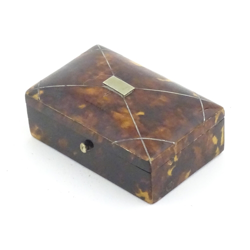 1271 - A 19thC tortoiseshell snuff box with inlaid stringing detail to top. Approx. 1