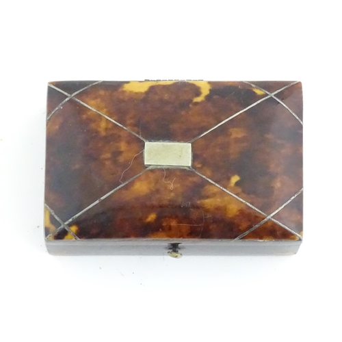 1271 - A 19thC tortoiseshell snuff box with inlaid stringing detail to top. Approx. 1