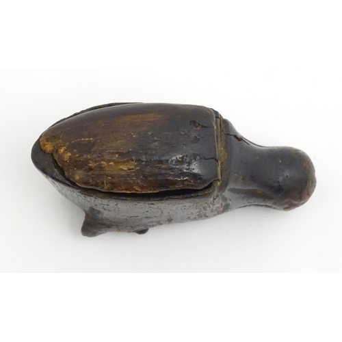 1277 - A naive / folk art treen carved wood snuff box modelled as a horse head. Approx. 2 1/2