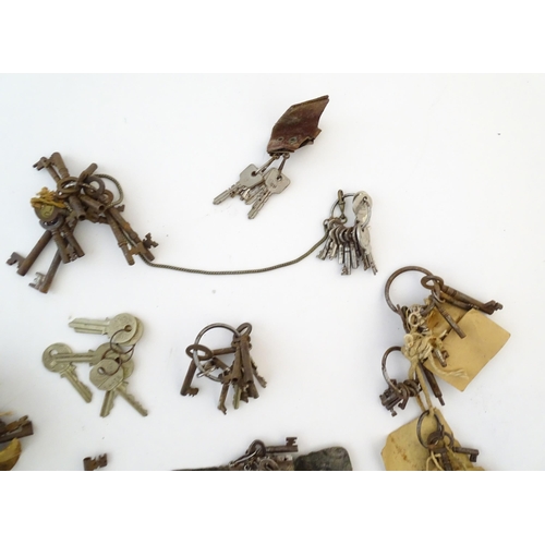 1306 - A large quantity of assorted old keys and padlocks. Various sizes.