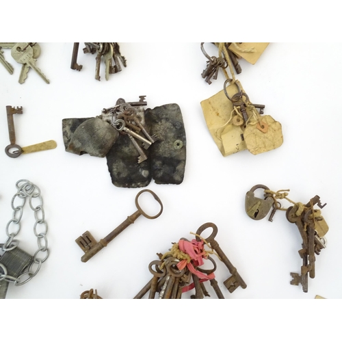 1306 - A large quantity of assorted old keys and padlocks. Various sizes.