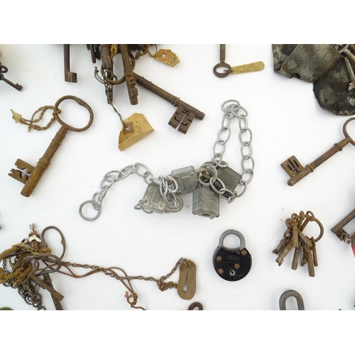 1306 - A large quantity of assorted old keys and padlocks. Various sizes.