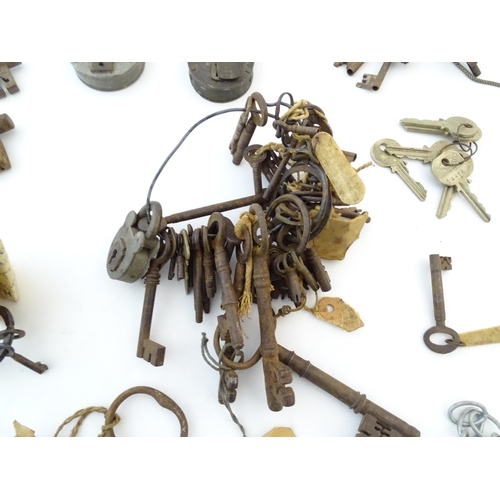 1306 - A large quantity of assorted old keys and padlocks. Various sizes.