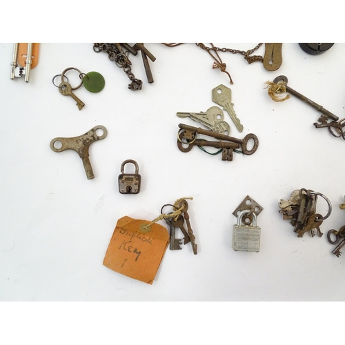 1306 - A large quantity of assorted old keys and padlocks. Various sizes.