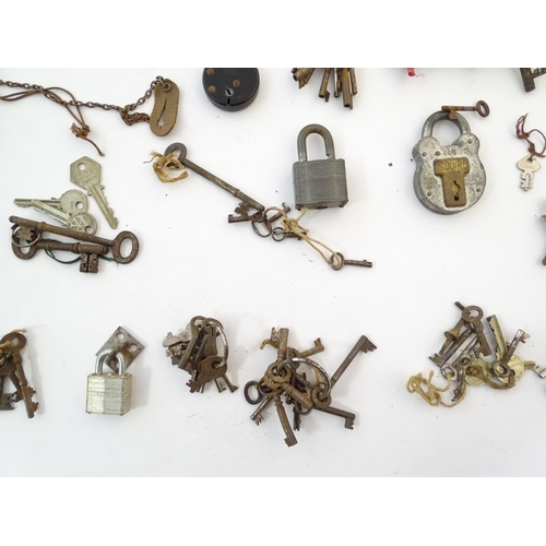 1306 - A large quantity of assorted old keys and padlocks. Various sizes.