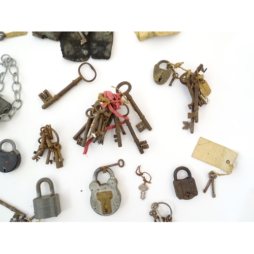 1306 - A large quantity of assorted old keys and padlocks. Various sizes.