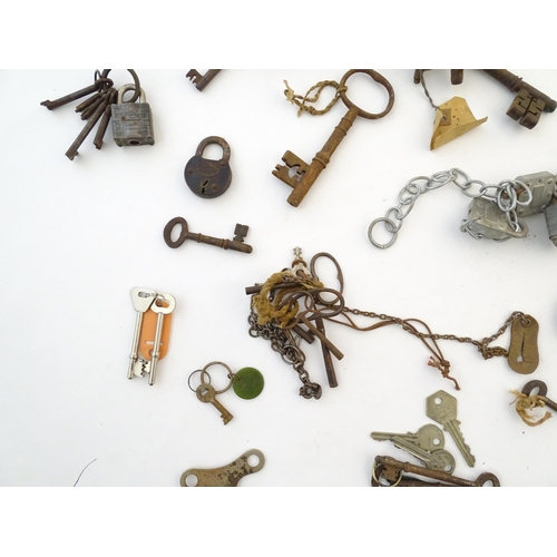 1306 - A large quantity of assorted old keys and padlocks. Various sizes.