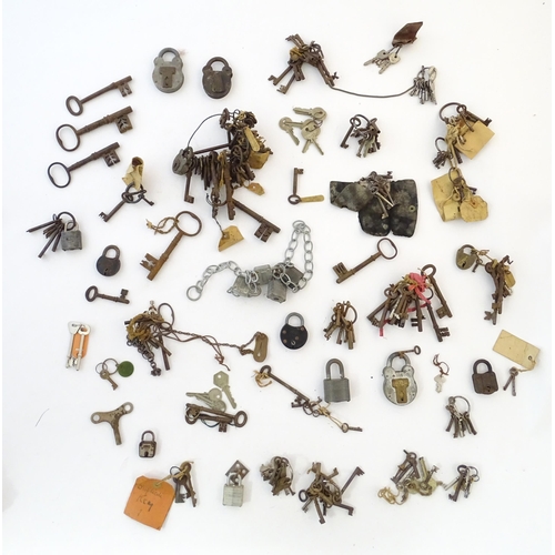 1306 - A large quantity of assorted old keys and padlocks. Various sizes.