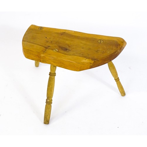 1664 - A mid / late 20th stool , with a yew wood seat raised on three turned tapering legs. 21