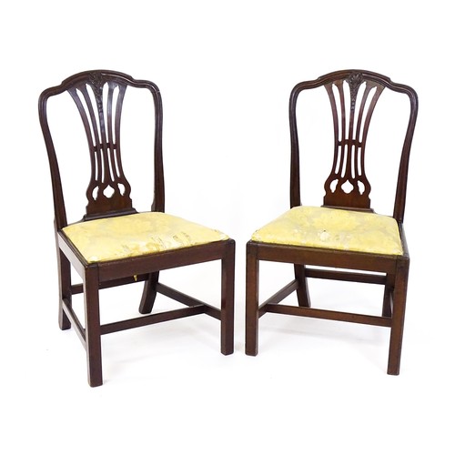 1679 - A pair of Georgian Hepplewhite style mahogany side chairs with carved floral backrests and fanned sp... 