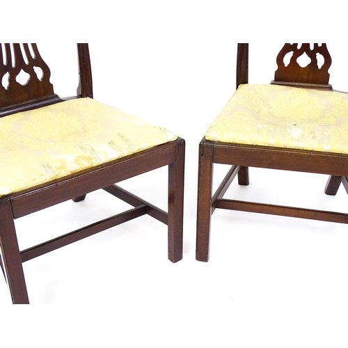 1679 - A pair of Georgian Hepplewhite style mahogany side chairs with carved floral backrests and fanned sp... 