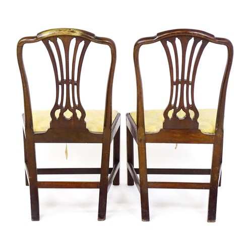 1679 - A pair of Georgian Hepplewhite style mahogany side chairs with carved floral backrests and fanned sp... 