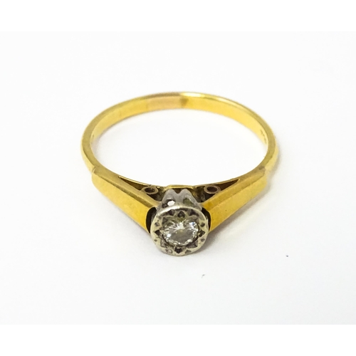 616 - An 18ct gold ring with central illusion set diamond. Ring size approx O