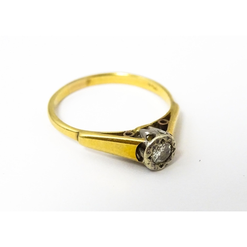 616 - An 18ct gold ring with central illusion set diamond. Ring size approx O